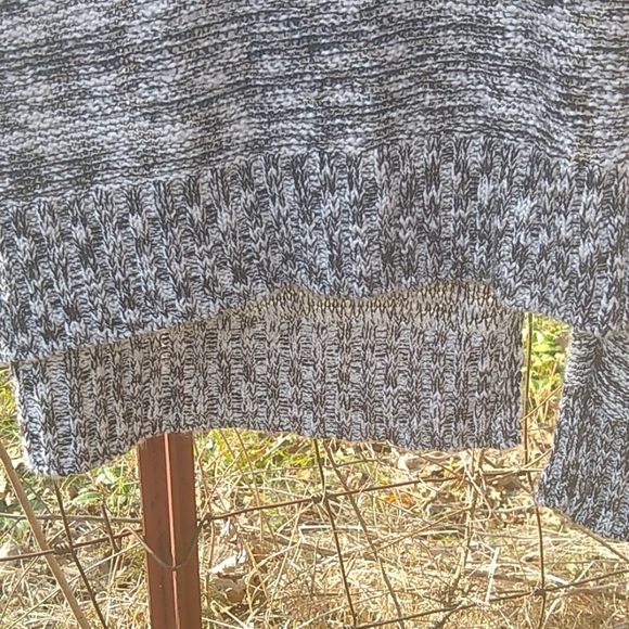 Arizona jeans Hi low size medium sweater - Picture 4 of 6